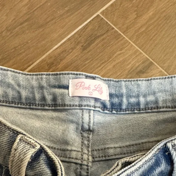 Pink Lily Large Light Wash Distressed Denim Women Shorts - Picture 2 of 5